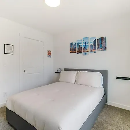 Chic Stunner In Uptown King W Hot Tub! Holiday home Charlotte