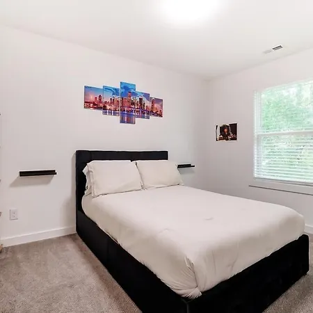 Holiday home Chic Stunner In Uptown King W Hot Tub! *