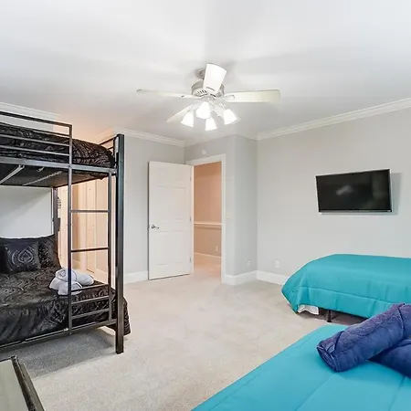 Uptown Luxe W King & Hot Tub Sleeps 20 *