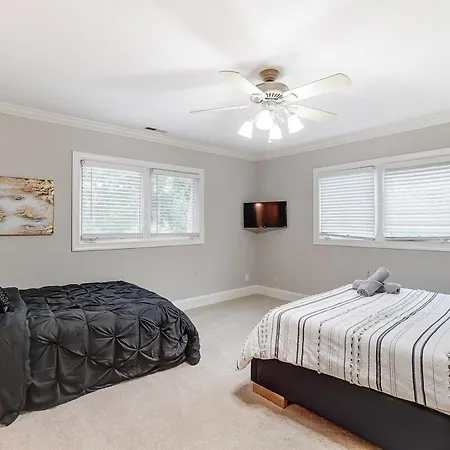 Uptown Luxe W King & Hot Tub Sleeps 20 * Charlotte