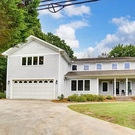 Uptown Luxe W King & Hot Tub Sleeps 20 Holiday home Charlotte
