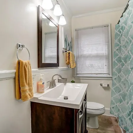 Holiday home Only 5 Mins To Uptown Cozy In Enderly Park *