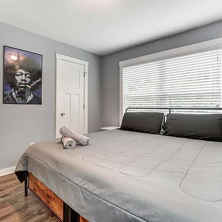 Uptown W Hot Tub & Fire Pit I Two King Beds Holiday home *