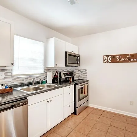 King Suite Whottub Close 2 Uptown New Renovated Holiday home *