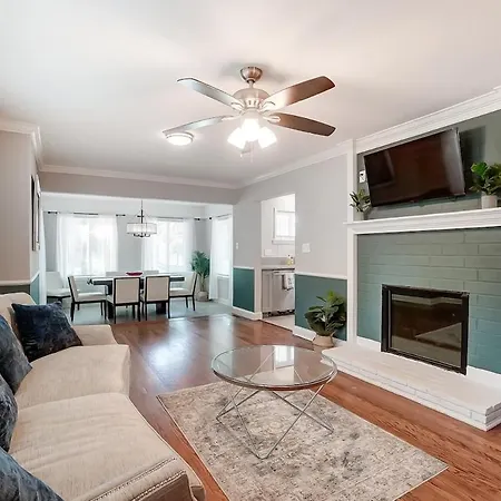 Holiday home Book Now I Enderly Park Snug & Stylish In Uptown *