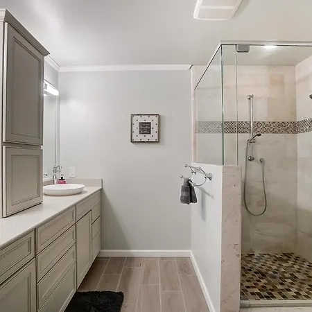 Holiday home Uptown Retreat King W Hot Tub & Fire Pit!
