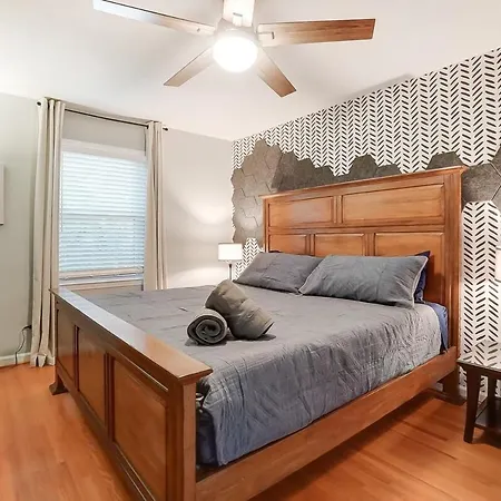 Holiday home Uptown Retreat King W Hot Tub & Fire Pit!