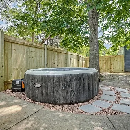 Uptown Style I Hot Tub & Fire Pit I King Holiday home Charlotte