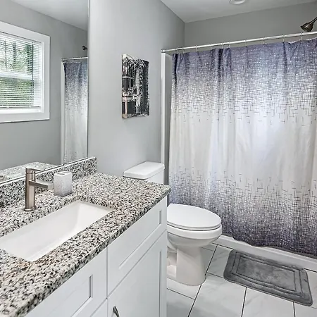 Holiday home Uptown Luxe I King Suite W Billiards & Hot Tub *
