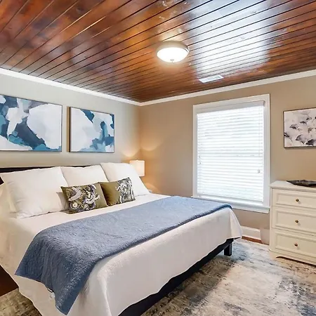 Uptown Stunner W Hot Tub & Foosballl King Holiday home *
