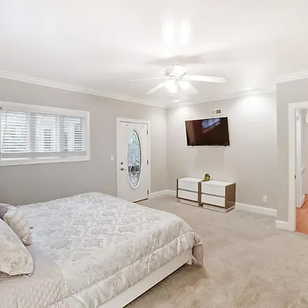 Holiday home Uptown Luxe W King & Hot Tub Sleeps 20 *