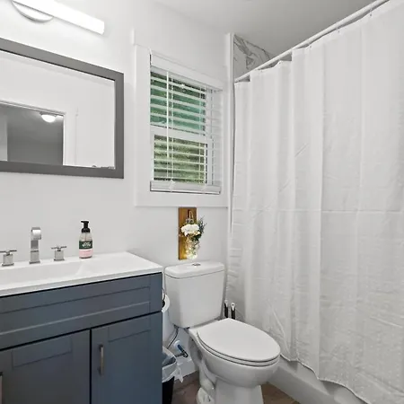 Chic Stunner In Uptown King W Hot Tub! Holiday home *