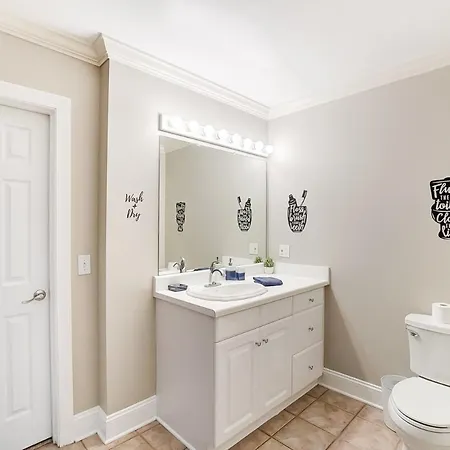Uptown Luxe W King & Hot Tub Sleeps 20 Charlotte