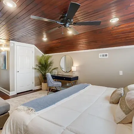 Uptown Stunner W Hot Tub & Foosballl King Holiday home *