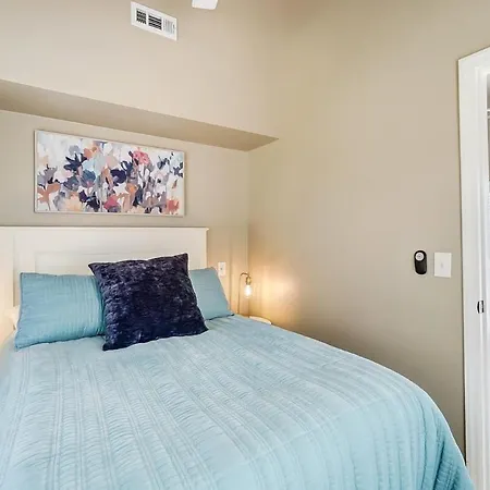 Holiday home Uptown Stunner W Hot Tub & Foosballl King Charlotte