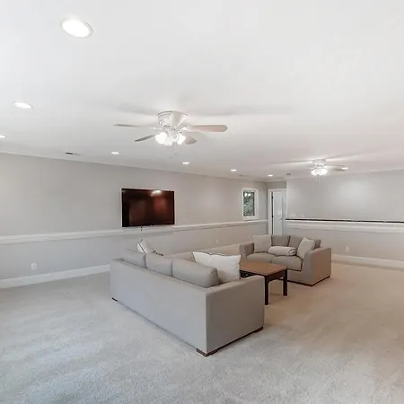 Uptown Luxe W King & Hot Tub Sleeps 20 Holiday home *