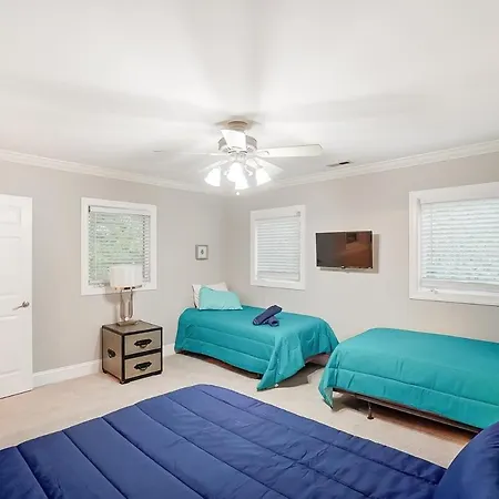 Holiday home Uptown Luxe W King & Hot Tub Sleeps 20 *