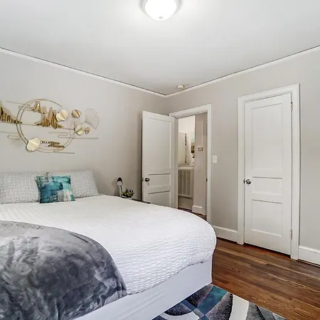 Only 5 Mins To Uptown Cozy In Enderly Park Holiday home *