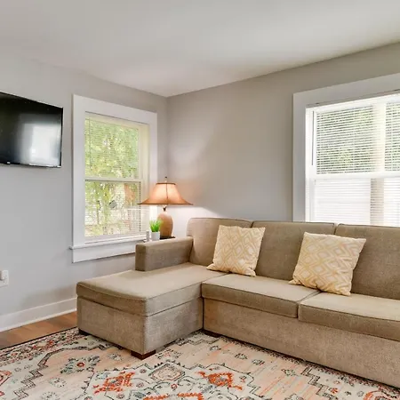 Stunning Retreat ~ 2 Mi To Center! Holiday home Charlotte
