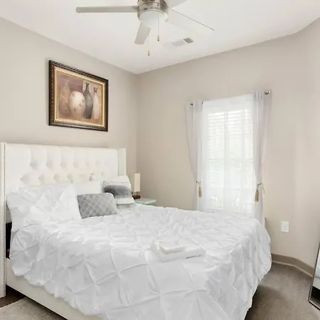 Dt Charm With Pool,gym,wine,wkspace, Free Parking