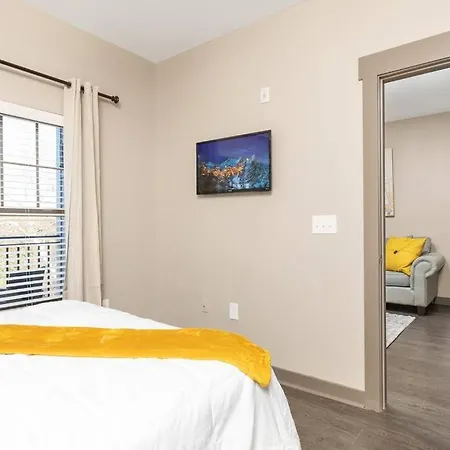 Apartment 1br Uptown, Pool, Wine, Near Convention Center_311 *