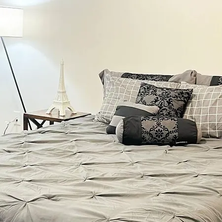 Luxury Executive 2 Bedroom/2 Bathroom Boutique Apartment *