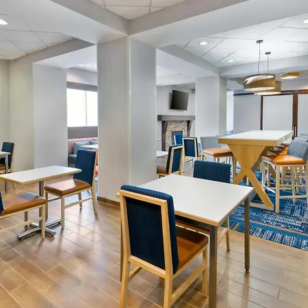 Hampton Uptown 3*