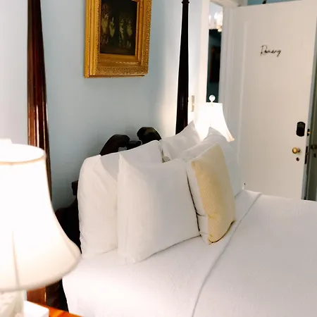 Bed & Breakfast The Morehead 3*