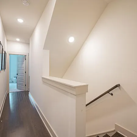 Townhouse . Rooftop . Cloud Couch . 85 Inch Tv . 2 Miles From Uptown Apartment Charlotte