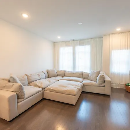 Townhouse . Rooftop . Cloud Couch . 85 Inch Tv . 2 Miles From Uptown * Charlotte