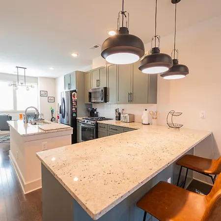Apartment Townhouse . Rooftop . Cloud Couch . 85 Inch Tv . 2 Miles From Uptown