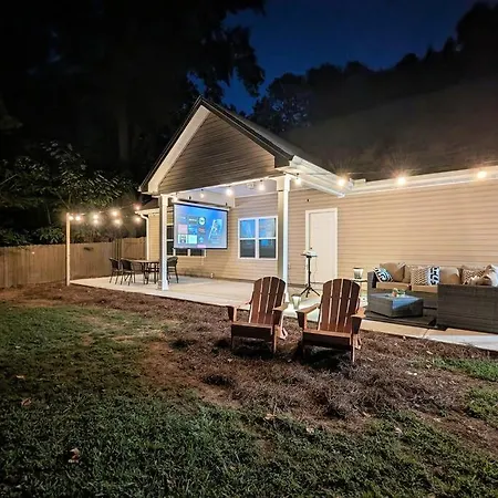 Spacious Family Friendly With Large Fenced In Yard Holiday home *