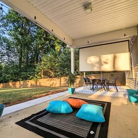 Holiday home Spacious Family Friendly With Large Fenced In Yard Charlotte