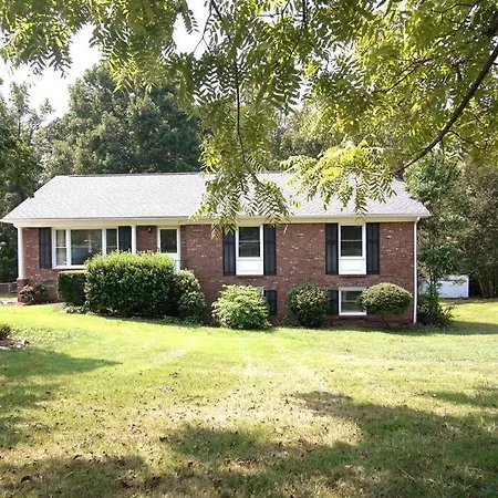 Holiday home Spacious Family Friendly With Game By Unc Charlotte