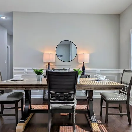 Spacious Family Friendly With Large Fenced In Yard Charlotte