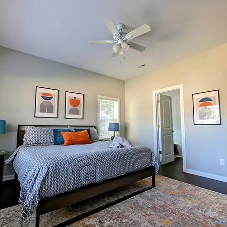 Spacious Family Friendly With Large Fenced In Yard Holiday home Charlotte