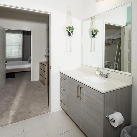 Apartment Uptown 4th Ward Luxury Year-round Pool *