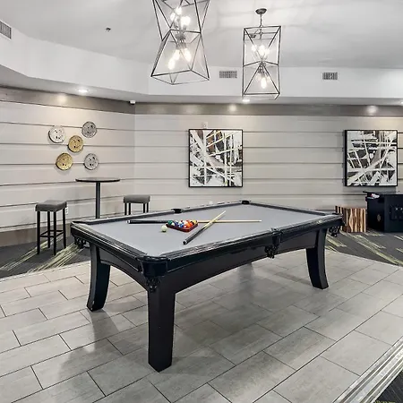 Apartment Uptown 4th Ward Luxury Year-round Pool