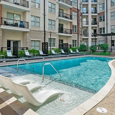 Apartment Uptown 4th Ward Luxury Year-round Pool