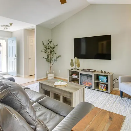Lovely W/ Yard: 9 Mi To Uptown! Holiday home