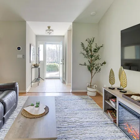 Holiday home Lovely W/ Yard: 9 Mi To Uptown!