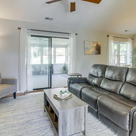 Lovely W/ Yard: 9 Mi To Uptown! Holiday home *