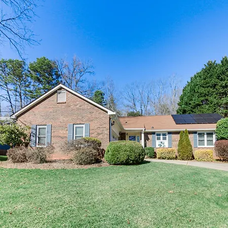 Holiday home Lovely W/ Yard: 9 Mi To Uptown!
