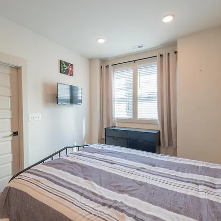 Apartment Townhouse . Rooftop . Cloud Couch . 85 Inch Tv . 2 Miles From Uptown *