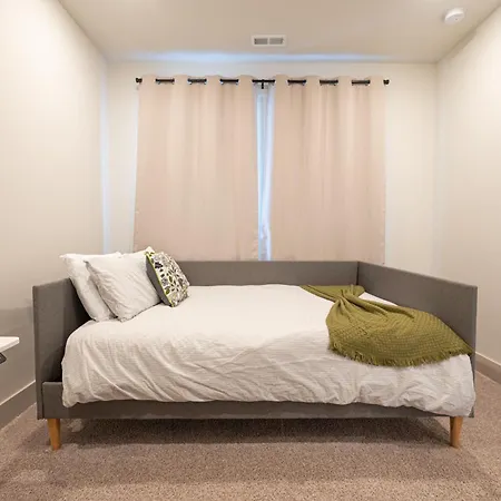 Townhouse . Rooftop . Cloud Couch . 85 Inch Tv . 2 Miles From Uptown Charlotte