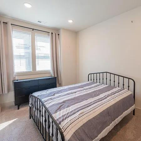 Apartment Townhouse . Rooftop . Cloud Couch . 85 Inch Tv . 2 Miles From Uptown *