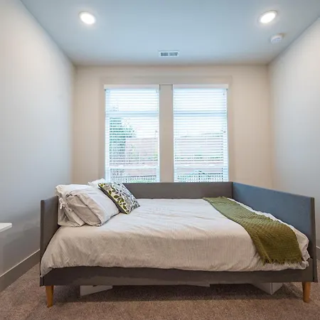 Townhouse . Rooftop . Cloud Couch . 85 Inch Tv . 2 Miles From Uptown *