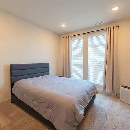 Apartment Townhouse . Rooftop . Cloud Couch . 85 Inch Tv . 2 Miles From Uptown