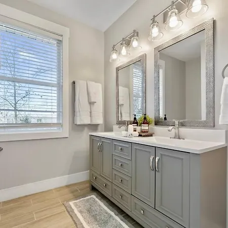 Brand New Cozy Modern W/hot Tub+movieroom 7 Min From Uptown Charlotte