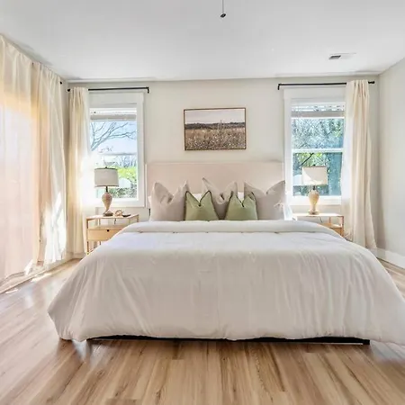 Brand New Cozy Modern W/hot Tub+movieroom 7 Min From Uptown Holiday home Charlotte